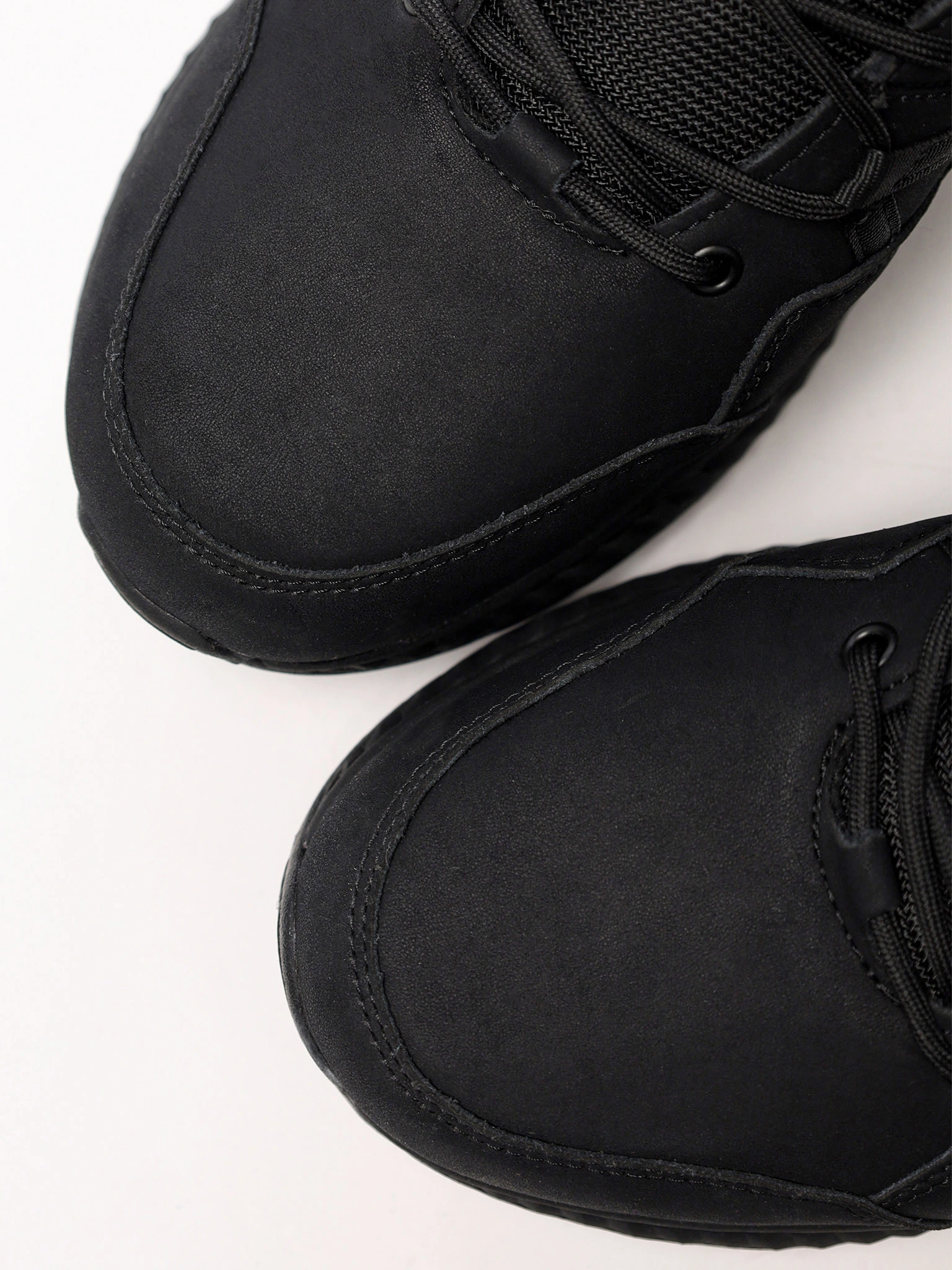 Ботинки черного цвета на средней рельефной подошве